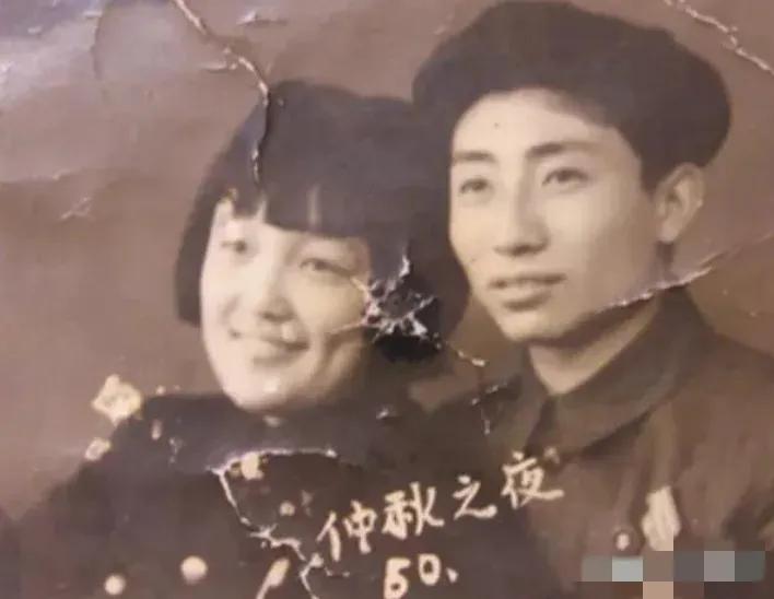 1950年，工程兵姜士民，接到命令要去朝鲜战场，他对象赵雪鸾找到他，一把拉住不让
