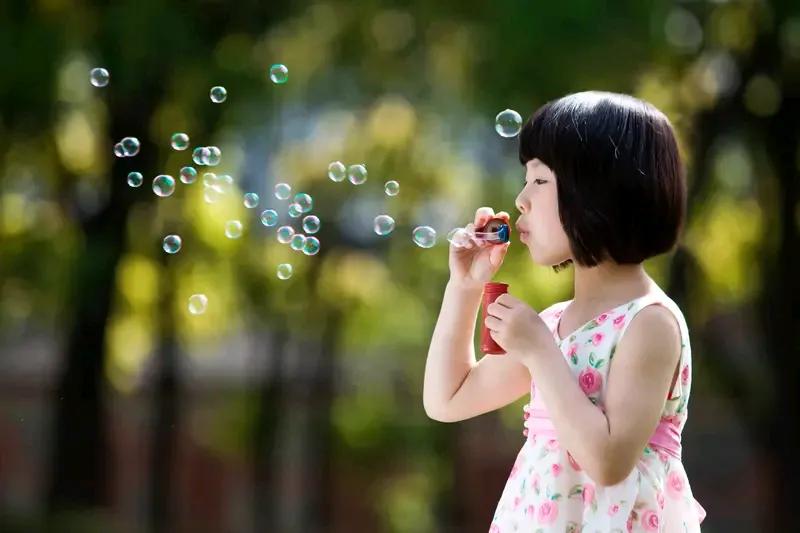 家里有女孩的注意了。如果你家孩子特别排斥一个男性。或者性格有所变化。那么尽量不