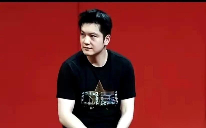 说句不好听的，现在看樊振东，第一眼注意到的都不是球技，是那藏都藏不住的大眼袋。