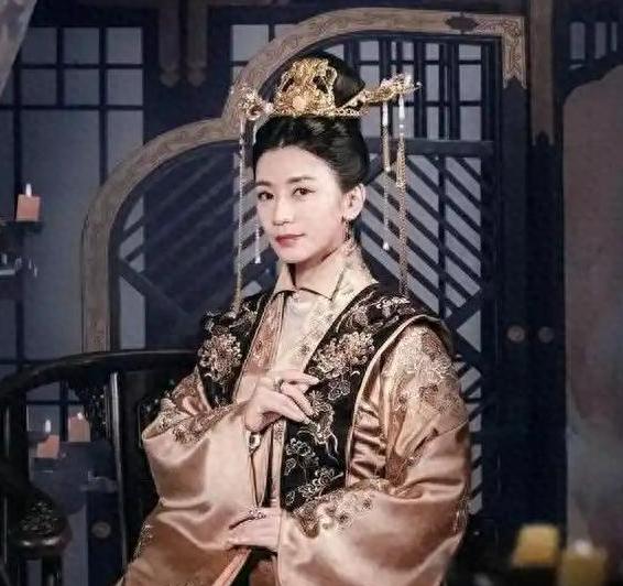 明宪宗朱见深的后宫里塞着18个女人,可史书翻来翻去只记住一个——比他大17岁的万