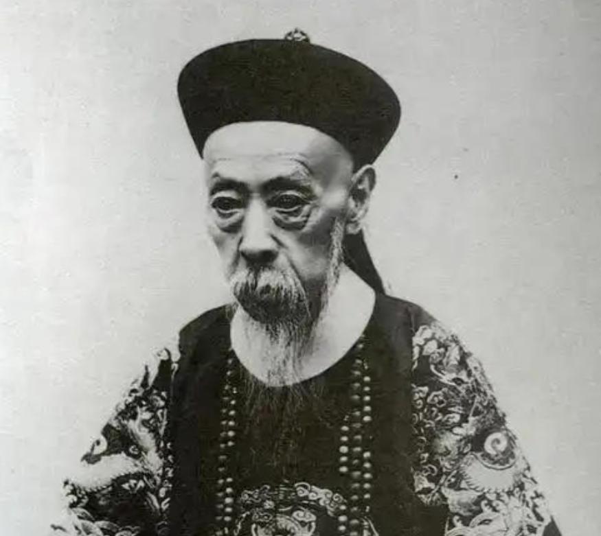 1908年，庆亲王每夜用骡车把白银拉进东交民巷，三年后大清亡了，他的千万家财却安