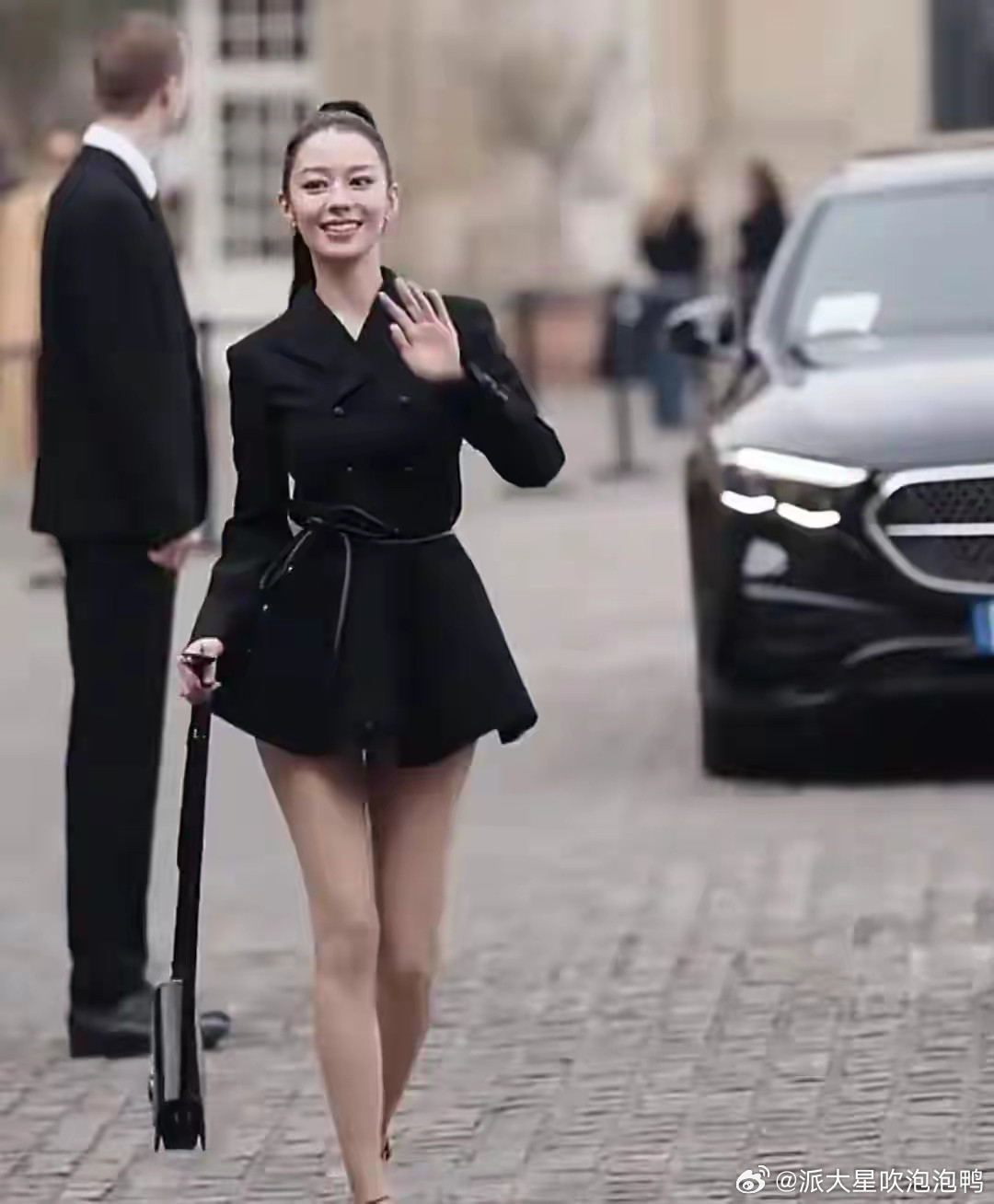 郎朗老婆吉娜为了美真的豁出去了！西装裙直接玩起“下衣失踪”，露出来的大长腿又细又