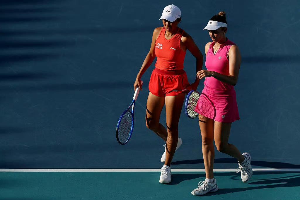 张帅组合没有晋级女双四强，错过争夺冠军机会。两人肩并肩走着，脸上没有表情，让