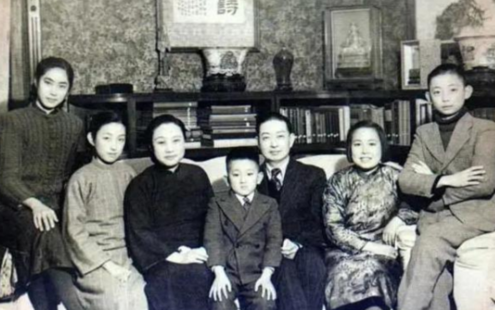 1961年，梅兰芳因心肌梗塞在京逝世，周总理特批一副阴沉木棺材做灵枢。修墓时，二