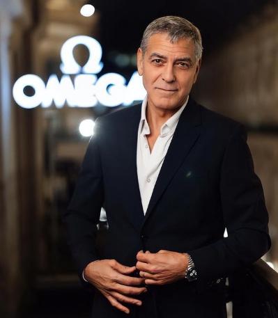 63岁的好莱坞巨星，亲手拔掉了自己庄园里最后一根网线。 乔治·克鲁尼带着全家