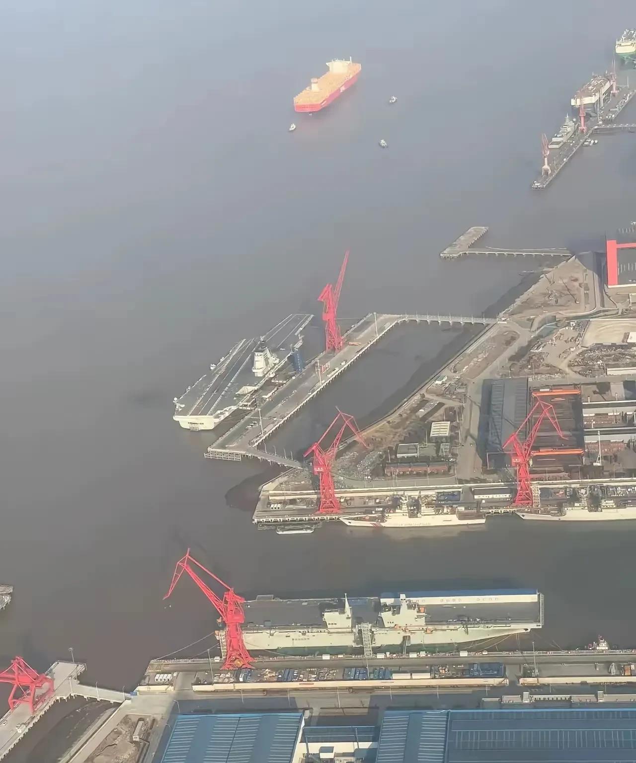 它们同框时：两艘巨舰的“发小”时代！这是还处于建造中的福建舰和四川舰。福建舰已