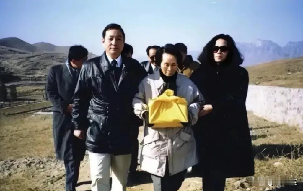 1995年1月，溥仪遗孀李淑贤，手捧溥仪的骨灰盒，迁葬于清西陵附近的华龙皇家陵园