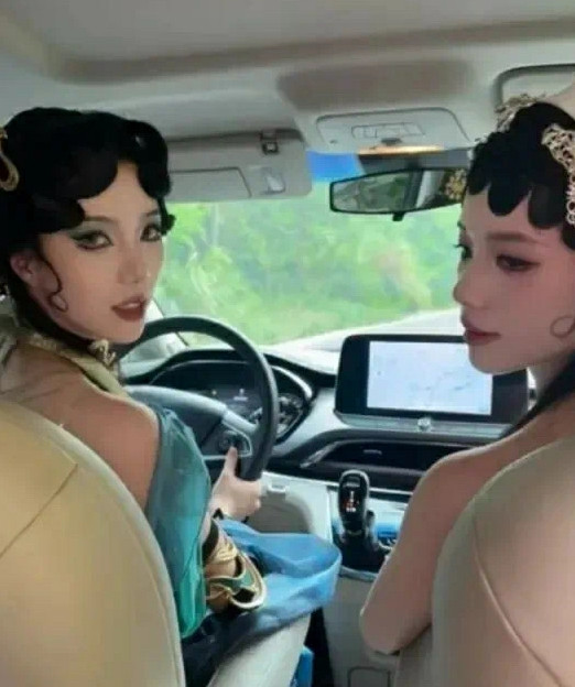 被两位姐姐拖上车，车门也打不开，我该怎么自救！神回复：赶紧改名姓许名仙也许能
