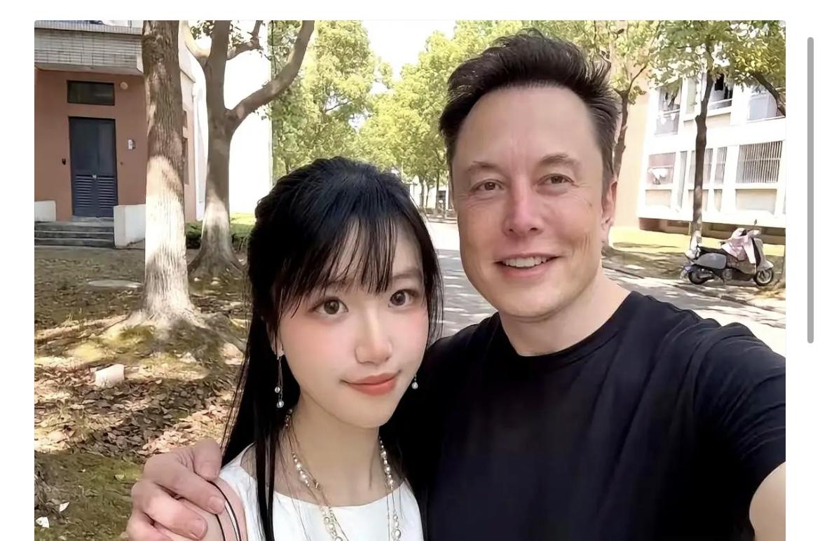放眼全球，为数不多的人，能够坦然面对镜头，自然亲昵地揽住身旁同伴。无论身处何
