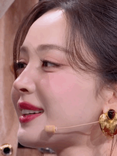 古力娜扎的表情也太丰富了吧，古灵精怪的！娜扎生图状态什么样的女孩可以被称为美女