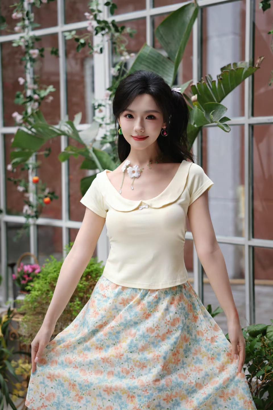 奶黄上衣搭配轻盈碎花半裙，一整个把春日温柔穿在了身上。裙摆轻扬间，满是少女独