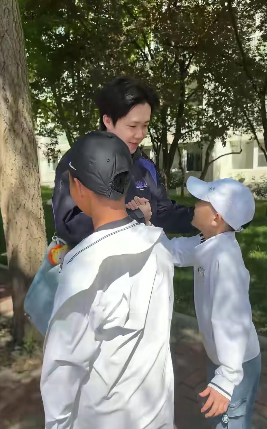 原来世乒赛出发的时候，王皓指导的两儿子都去送行了。小海螺还跟自己的偶像握手，