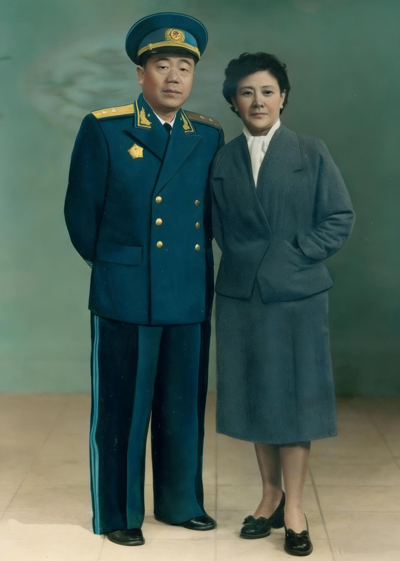 下图是开国中将聂凤智和夫人何鸣的一张合影，照片摄于上世纪50年代，当时新中国刚刚