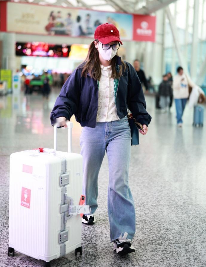 最近刘诗雯现身机场，她这次搭配的很时尚，看起来格外的有魅力，气质超好。刘诗雯