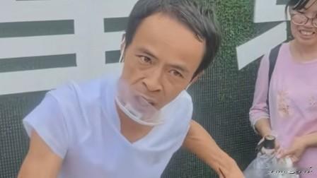 鸡排哥人设彻底崩塌网络真是个神奇的东西，一天能把你捧上天堂，一天能让你下地狱