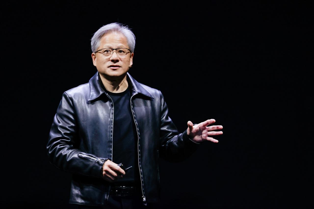 针对任正非提到的“芯片技术比美国落后一代”，黄仁勋给出了自己的看法，虽然我们的技