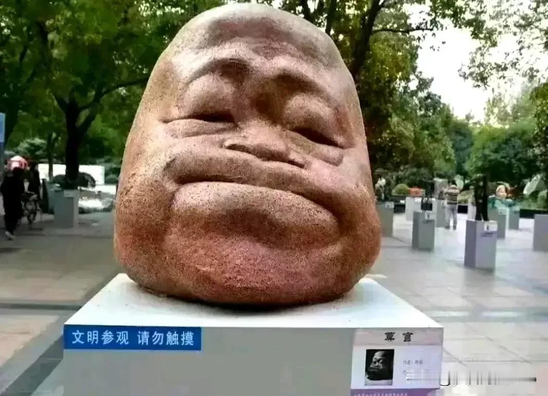 “诋毁”二字很不妥当。好比开餐馆，应允许顾客们评头论足。总不能人们一说咸淡、
