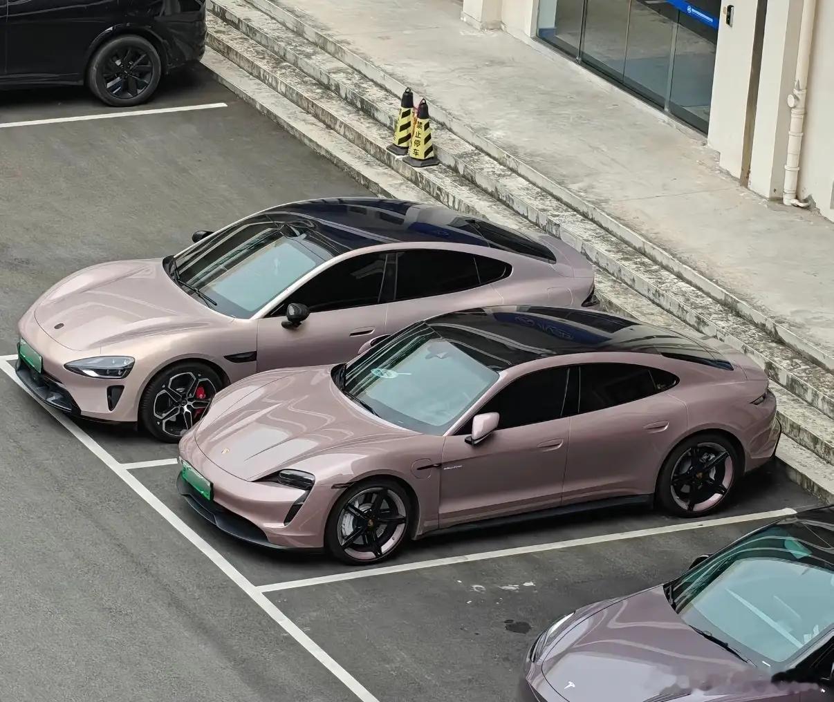 小米车和保时捷并排停着，一台线条利落是清爽薄肌风，另一台轮廓饱满，是厚重壮硕的肌