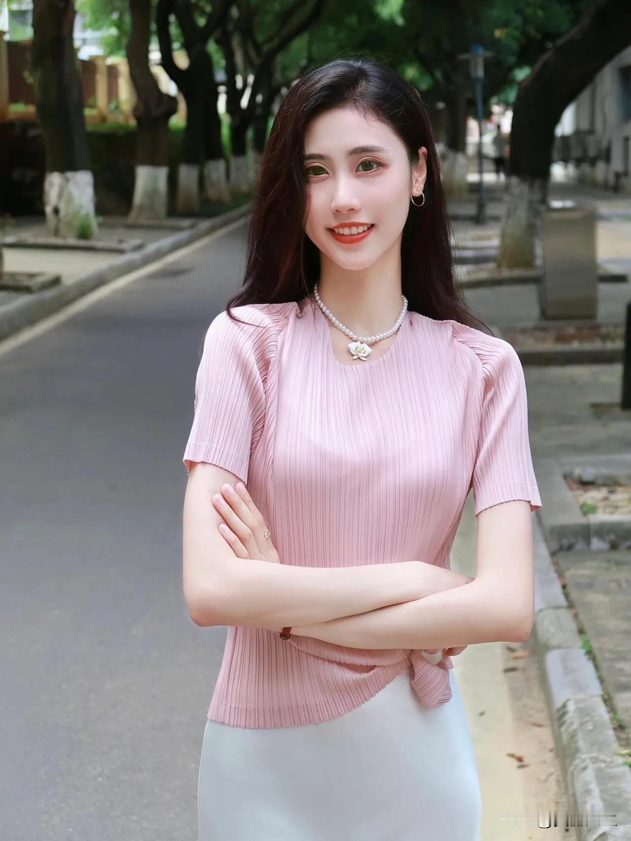 温柔粉裙，甜美笑容，元气满满的一天！🌸💖