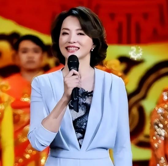 终于知道为啥重大晚会主持人名单里永远有董卿！不是因为她最美，也不是因为她