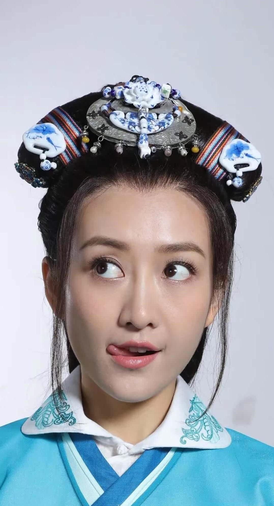 王鸥伸出小舌头，感觉年轻了10岁啊！表情真可爱！