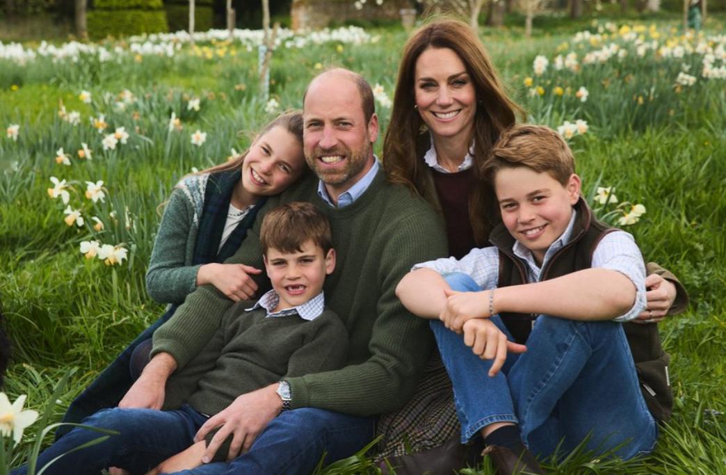 英国王室官方晒出威廉凯特全家福！一家五口坐在草地上依偎在一起，幸福的样子哈里与梅
