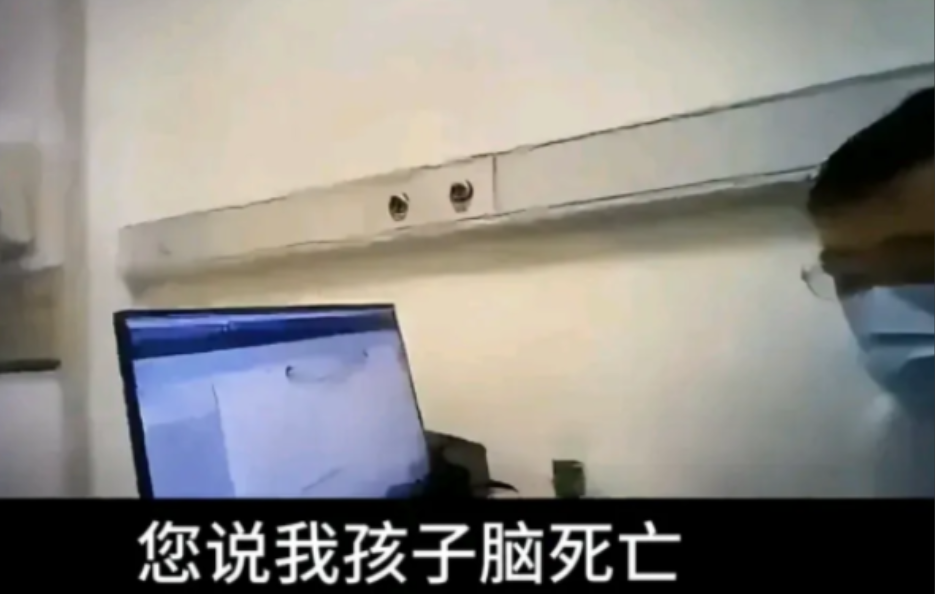 湖北武汉，一名28岁男子浑然昏迷不醒，医生看了他的心电图，直接判定为脑死亡，猴急