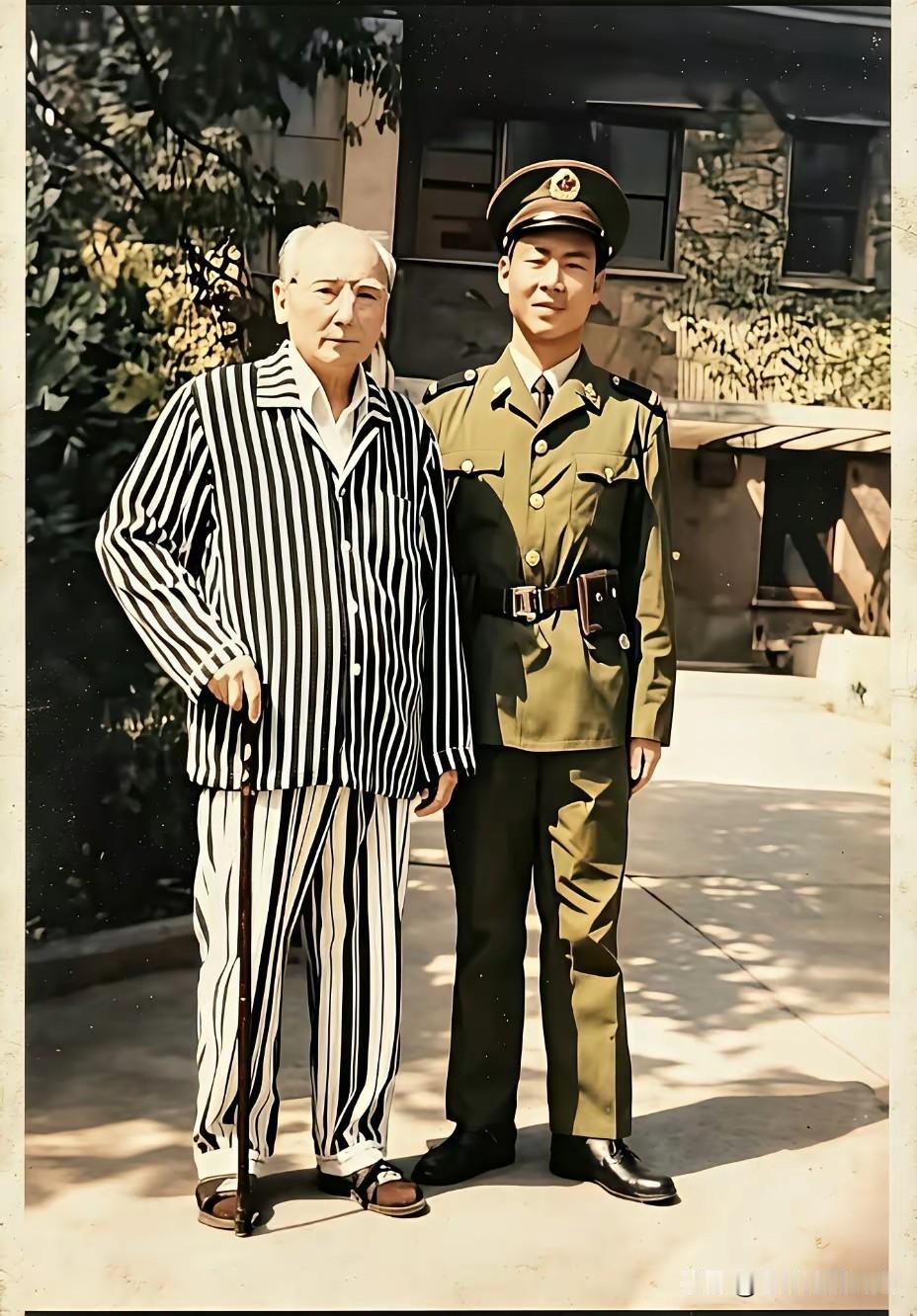 这是上世纪九十年代，赛福鼎·艾则孜在北京自家小院里的一张珍贵留影。褪去正式场合的