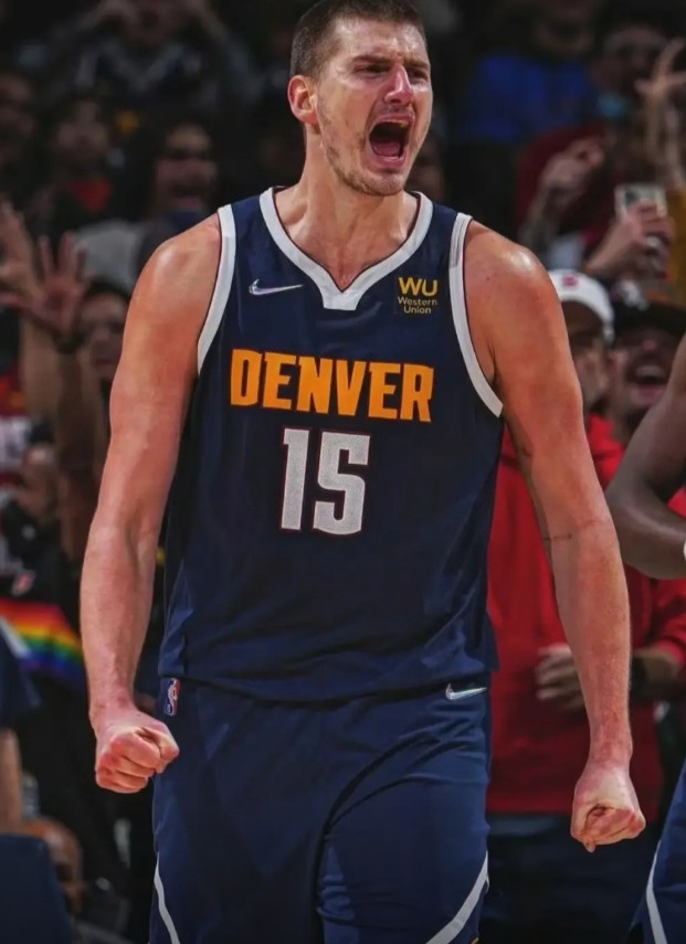 真的逆天，掘金配置最好的一年，稳住战绩结果开始骂约基奇了今年阿喜进化，还多了小