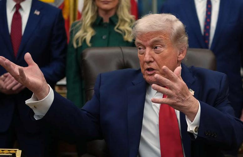 特朗普一开口，台下摄像机闪光灯都停了。他说，“我必须讲，我尊重中国。”“因为他们