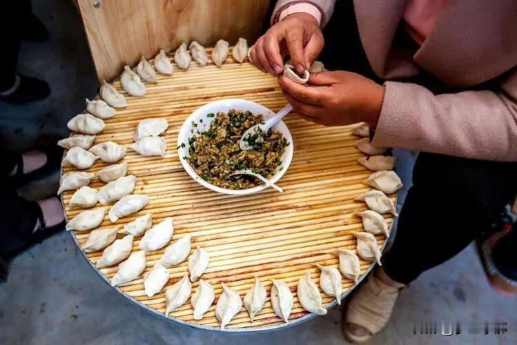 入伏吃饺子，建议大家：少吃韭菜和芹菜，多吃这4样，应季正鲜美老话：头伏饺子