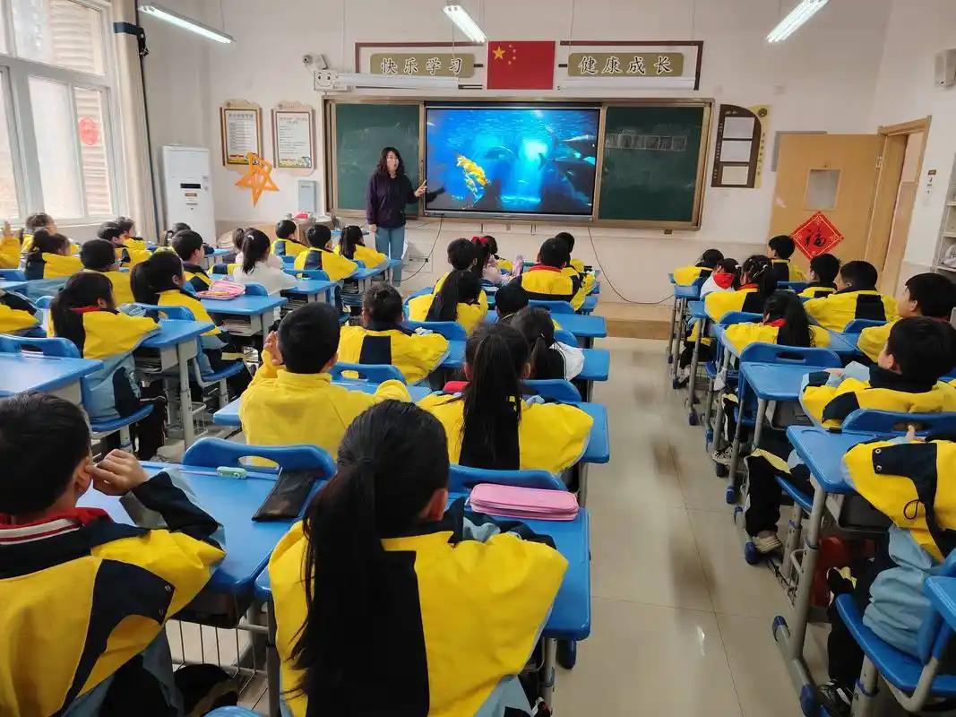小学四年级有个女生，我见过她几次，都是在接小孙子放学时碰到的。这孩子长得不算漂