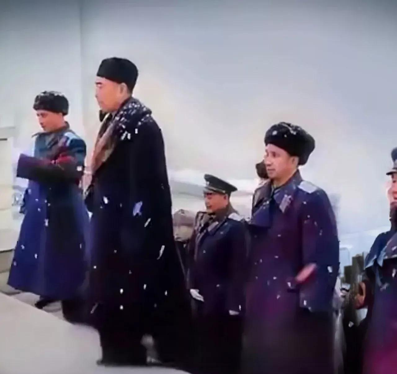 1958年2月17日，周总理率团前往朝鲜桧仓陵园，吊唁志愿军烈士！追忆先辈的光辉
