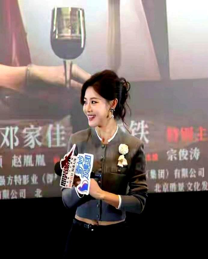 红毯上，那女星丝袜崩了。她一脚踢飞高跟鞋，光脚走完全程。谁能想到？结果，同款丝袜