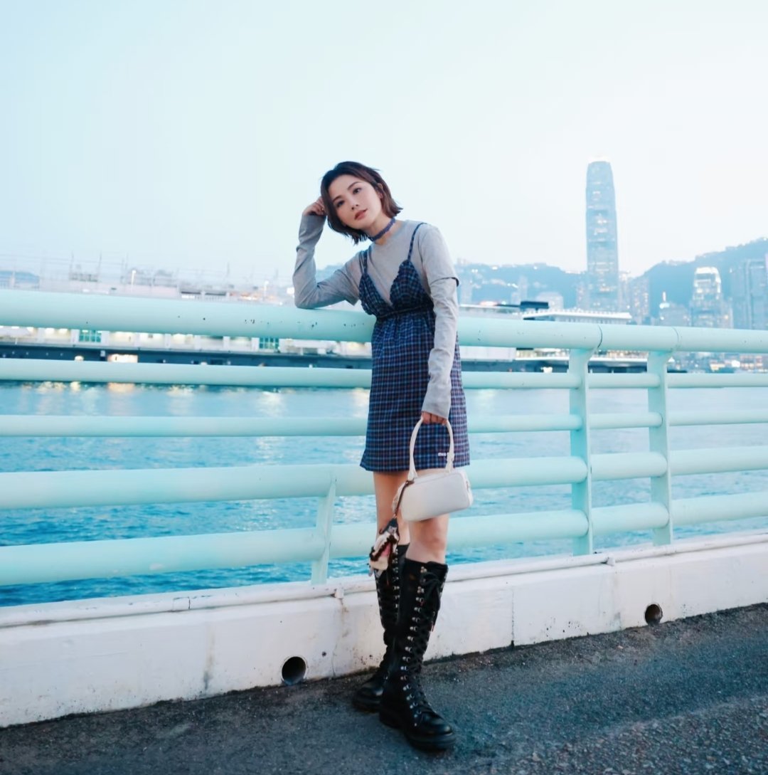 蔡卓妍（阿Sa）因一件宽松娃娃裙被全网猜怀孕，她本人近日公开回应，笑称“只是穿了娃娃裙不是有娃娃”，