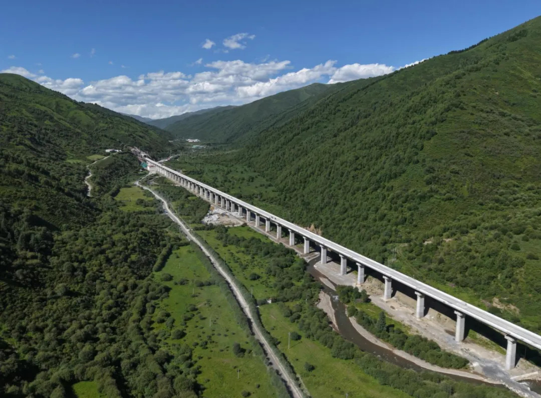 通行线·铁路【西宁至成都铁路四川段全线最长隧道贯通】7月25日，随着最后一次爆破