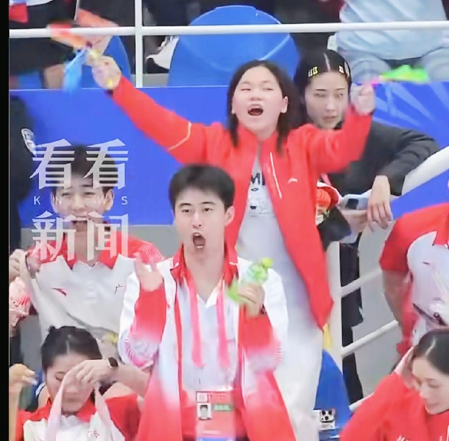 这事儿看着特别暖心！全红婵和陈芋汐既是赛场上的劲敌，又是并肩作战的队友，这次全红
