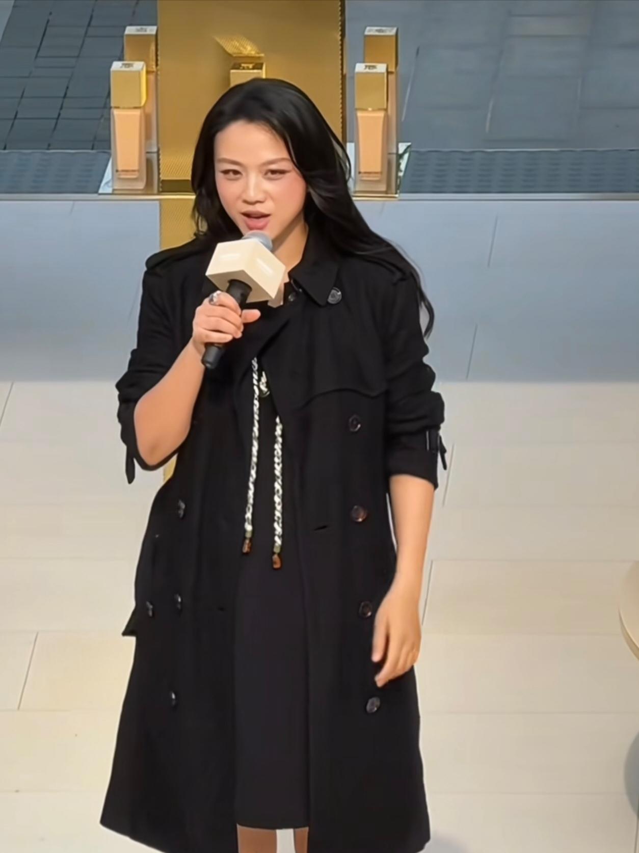 2026年4月27日，汤唯怀着二胎亮相上海活动。一身黑色风衣简