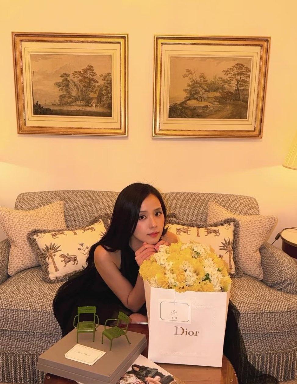 迪奥公主“迪奥公主”是奢侈品牌迪奥对韩国艺人金智秀（JISOO）的专属定位，其称