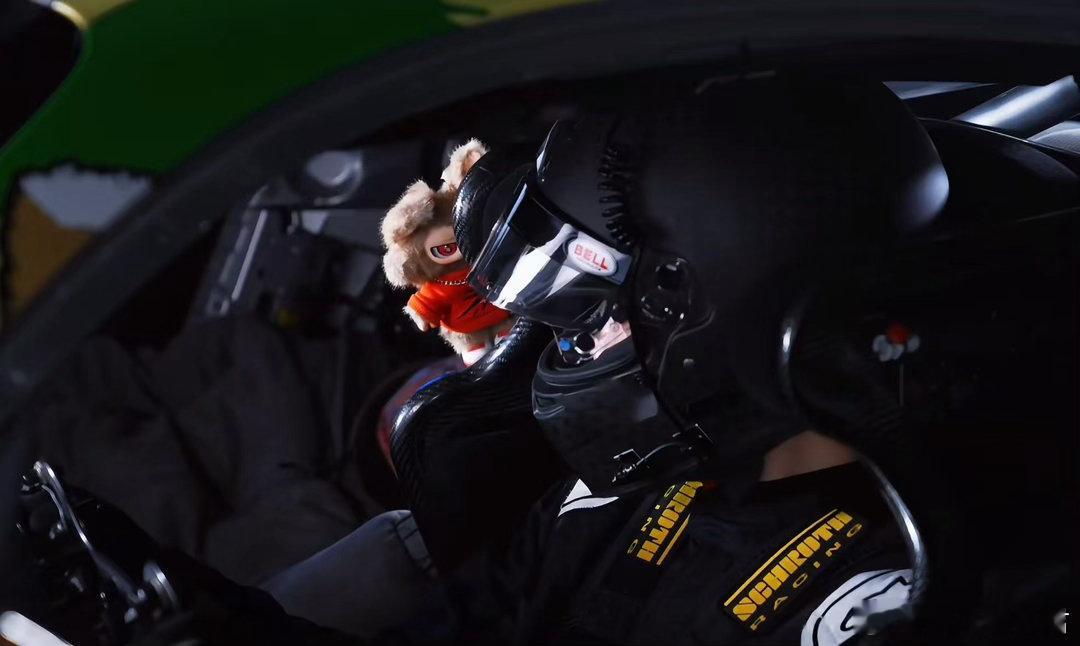 杜华王一博赛后合照小嗷挂在杜华身上，和王一博一起感受ChinaGT的热血！