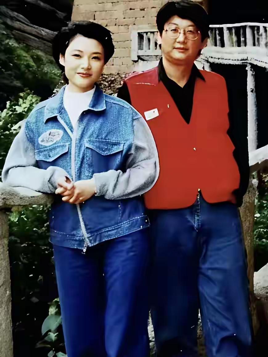 周涛第一任老公是姚科，一个资深主持人，才子。他朗读长篇小说《历史的天空》等，那磁