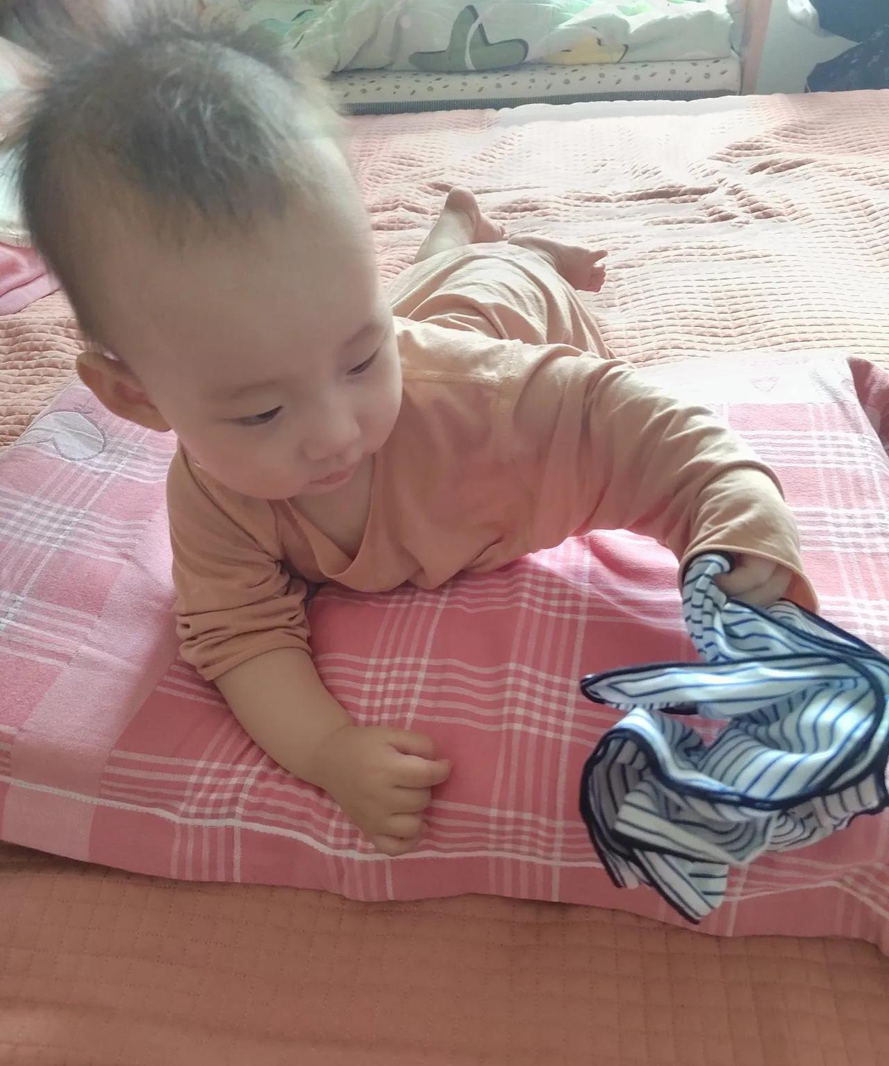 几个月的宝宝真没必要买那么多的玩具。我今天又来女儿家看外