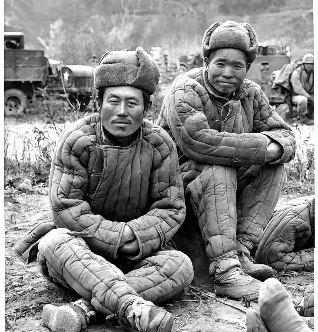 朝鲜战场上被俘的两名志愿军战士，留下了这一张令人揪心的照片。二人身上穿着苏式绗缝