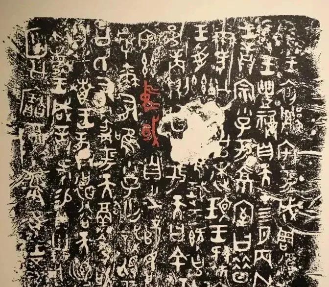 1975年，一顶铜尊正要被送往日本展览，装箱前，专家马承源感觉哪不对，伸手在内部