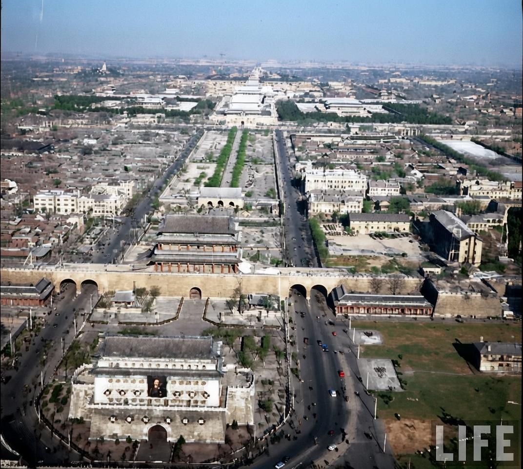 这张照片是1946年由美国《LIFE》杂志摄影师德米特里·凯赛尔航拍的北京中轴线