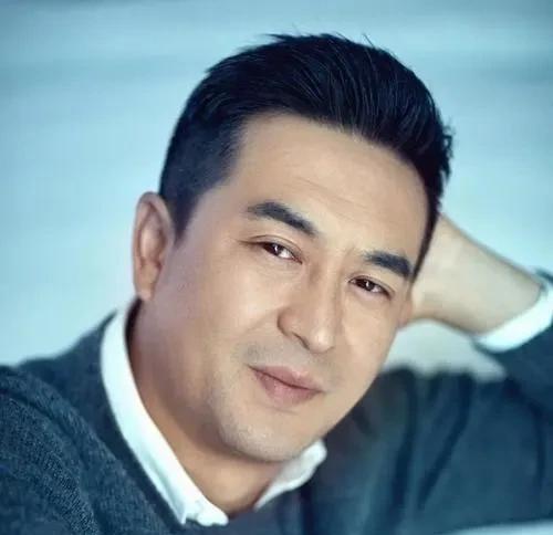 曾经，张嘉译的前妻杜珺，竟然当着媒体的面，怒斥：“他之所以娶我，就是想利用我，靠