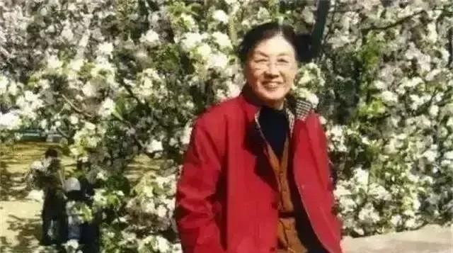 1976年10月，谢静宜被撤销一切职务，接受隔离审查。在审查的过程中，她的认错态