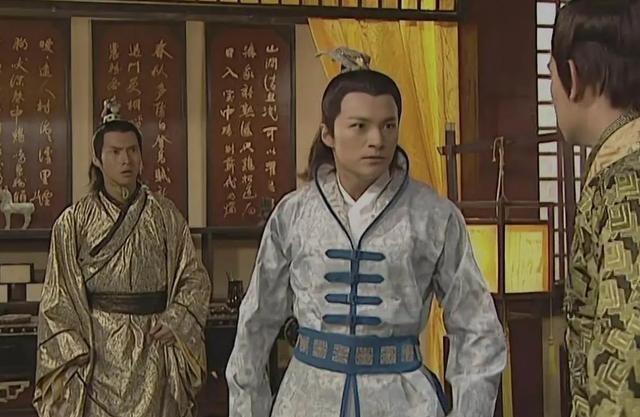 李世民刚做皇帝，60岁的李渊霸着太极宫不搬走，李世民只能住在东宫，就连登基大典，