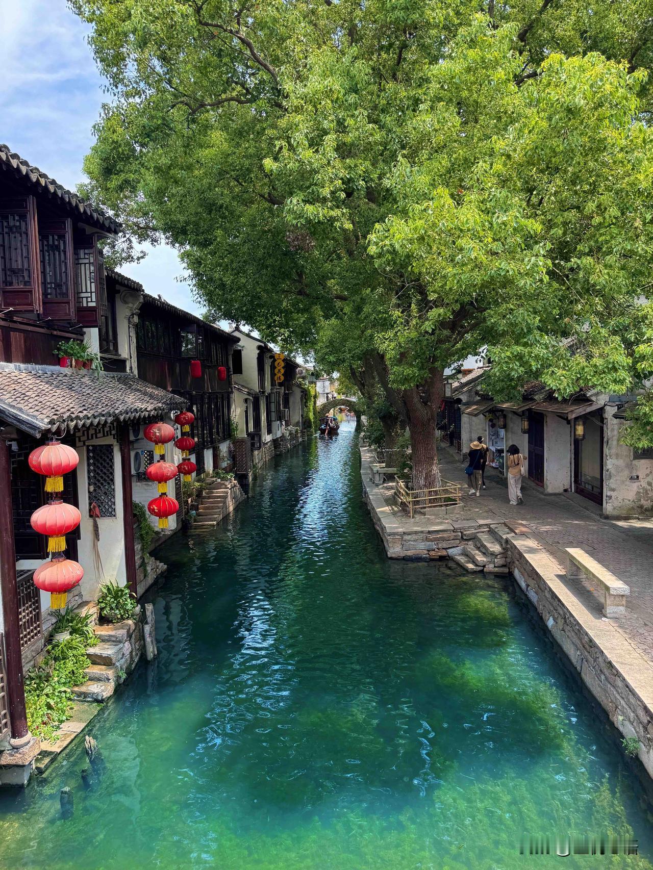 去了趟苏州周庄。真的被美到。人少的古镇，简直是天堂。小桥流水，白墙黛瓦。