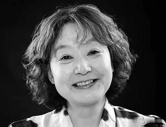 她是1977年中国恢复高考以来，第一位高考女状元，语文差一分满分，她的作文更是被